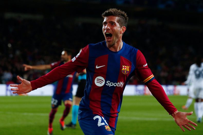ARCHIVO - Sergi Roberto, del Barcelona, celebra el tercer gol de su equipo, anotado por Robert Lewandowski, del Barcelona, durante el partido de vuelta de los octavos de final de la Liga de Campeones entre el FC Barcelona y el SSC Napoli en el Estadio Olímpico de Barcelona, España, el 12 de marzo de 2024. (Foto AP/Joan Monfort, Archivo)