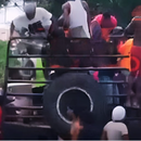 Desesperación en Santiago de Cuba: Multitud se lanza sobre camión de alimentos ante la escasez y la llegada del huracán Melissa Desesperación en Santiago de Cuba: Multitud se lanza sobre camión de alimentos ante la escasez y la llegada del huracán Melissa