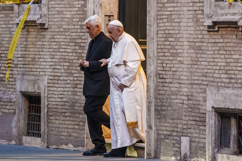 ARCHIVO - El papa Francisco camina junto al general de la Compañía de Jesús, Arturo Sosa Abascal, a la izquierda, tras presidir una misa el 12 de marzo de 2022. Los jesuitas, la orden religiosa a la que pertenece el papa Francisco, anunciaron el jueves la expulsión de un conocido sacerdote esloveno de la congregación tras acusaciones de abusos sexuales, espirituales y psicológicos contra mujeres adultas. (AP Foto/Domenico Stinellis, Archivo)