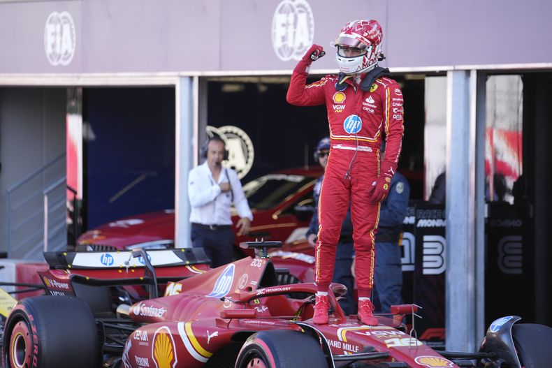 El piloto de Ferrari Charles Leclerc celebra tras conseguir la pole en la sesión de calificación del sábado 25 de mayo del 2024 antes del Gran Premio de Mónaco. (AP Foto/Luca Bruno)