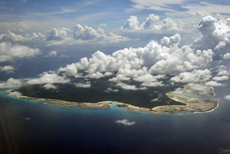 ARCHIVO - Nubes sobre la isla North Sentinel, en las islas Andaman y Nicobar de India, el 14 de noviembre de 2005. (AP Foto/Gautam Singh, Archivo)
