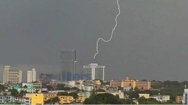 impactante: un rayo golpea las antenas del hotel habana libre en medio de una tormenta electrica en la habana