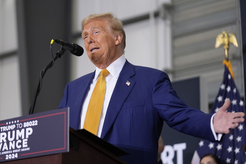 El expresidente Donald Trump, candidato presidencial republicano, habla durante una conferencia de prensa en el Aeropuerto Internacional Austin-Bergstrom, el viernes 25 de octubre de 2024, en Austin, Texas. (Foto AP/Alex Brandon)