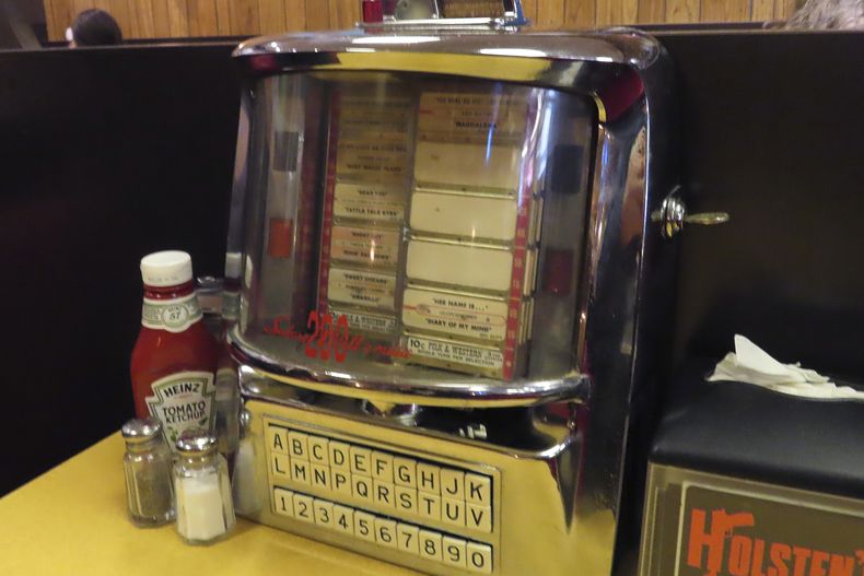 Una rocola en el restaurante y heladería Holsten en Bloomfield Nueva Jersey donde se filmó la escena final de The Sopranos el 5 de marzo de 2024, en una recreación del gabinete donde ocurre la última escena de Tony Soprano. El día antes el gabinete original se subastó en internet por 82.600 dólares a un comprador anónimo. (Foto AP/Wayne Parry)