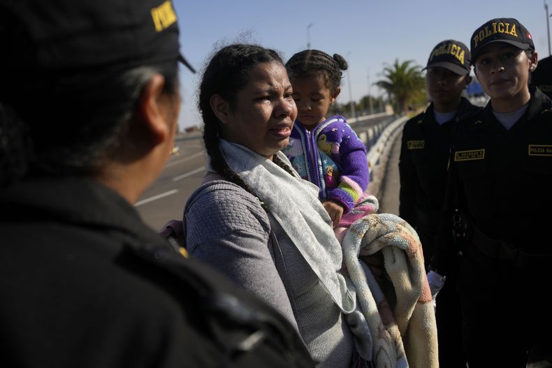 Una migrante venezolana llora cuando la policía la detiene en Tacna, Perú, el viernes 28 de abril de 2023. (AP Foto/Martín Mejía)