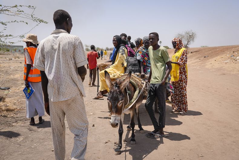 Personas cruzan la frontera de Sudán hacia Sudán del Sur el 16 de mayo de 2023, en el cruce fronterizo de Joda, Sudán del Sur. (AP Foto/Sam Mednick, Archivo)