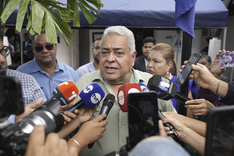 Alejandro Pérez, abogado del expresidente panameño Ricardo Martinelli, da declaraciones a la prensa fuera de la embajada de Nicaragua donde el exmandatario se refugió hace más de un año para evitar ser detenido, en Ciudad de Panamá, el jueves 27 de marzo de 2025. (AP Foto/Matías Delacroix)