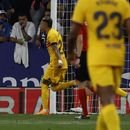 Robert Lewandowski (izquierda) celebra tras anotar el tercer gol del Barcelona en el partido contra el Espanyol en la Liga española, el domingo 14 de mayo de 2023. (AP Foto/Joan Monfort)