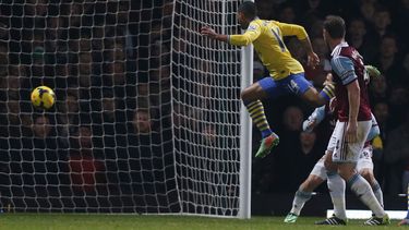americateve | El jugador de Arsenal, Theo Walcott, segundo desde la derecha, anota un gol contra West Ham en la liga Premier el jueves, 26 de diciembre de 2013, en Londres. (AP Photo/Sang Tan)