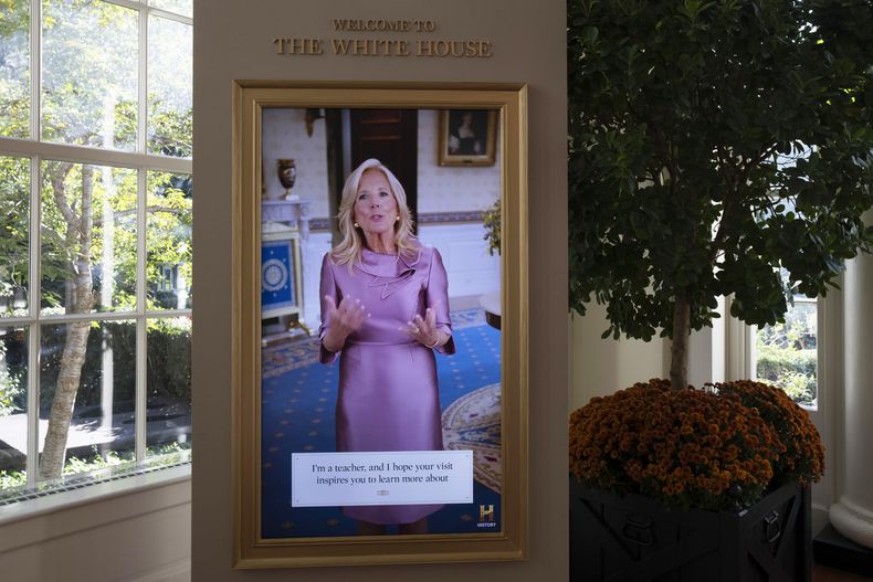 Un video de la primera dama estadounidense Jill Biden dándole la bienvenida a visitantes a la Casa Blanca, el viernes 18 de octubre del 2024 en la Casa Blanca en Washington. (Foto AP /Manuel Balce Ceneta)