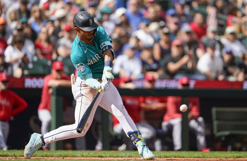 El dominicano Julio Rodríguez, de los Marineros de Seattle, batea un doble productor en el juego del miércoles 13 de septiembre de 2023, ante los Angelinos de Los Ángeles (AP Foto/Lindsey Wasson)