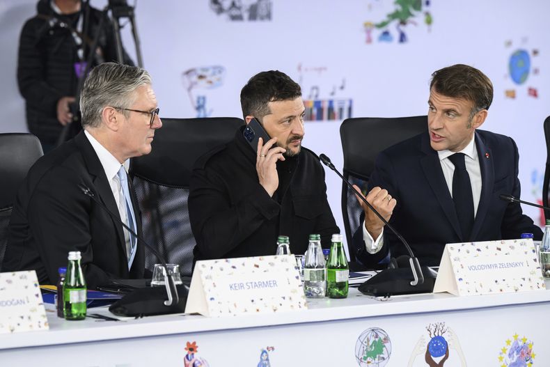 El primer ministro británico, Keir Starmer (izquierda); el presidente ucraniano, Volodymyr Zelenskyy (centro), y el mandatario francés, Emmanuel Macron, durante una cumbre en Tirana, Albania, el viernes 16 de mayo de 2025. (Leon Neal/Pool vía AP)