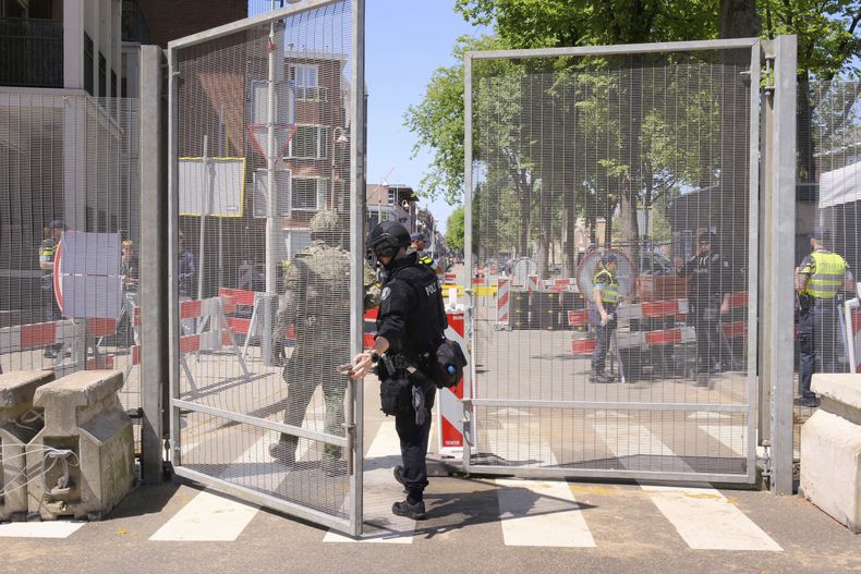 Guardias de seguridad en el perímetro del lugar donde se realiza la cumbre de la OTAN en La Haya, Holanda, el 23 de junio del 2025. (AP foto/Patrick Post)
