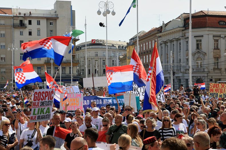 Miles de personas se manifiestan en protesta por el descubrimiento de residuos importados y desechados ilegalmente que incluyen materiales peligrosos y tóxicos, en el centro de Zagreb, Croacia, el sábado 5 de septiembre de 2026. (AP Foto)