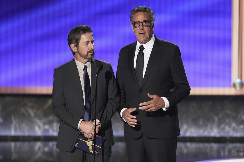 Ray Romano, a la izquierda, y Brad Garrett presentan el premio a la mejor serie de comedia durante los 77.° Premios Emmy el domingo 14 de septiembre de 2025, en el Teatro Peacock de Los Ángeles. (Foto AP/Chris Pizzello)