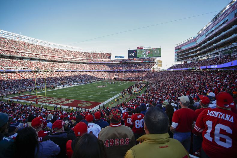 ARCHIVO - Foto del 22 de enero del 2023 aficionados en el Estadio Levis durante el encuentro divisional ante los Cowboys de Dallas. El lunes 22 de mayo del 2023, los dueños de la NFL eligen a San Francisco para recibir el Super Bowl 60 en el 2016. (AP Foto/Josie Lepe, Archivo)