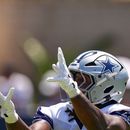 El ala cerrada de los Cowboys de Dallas, Princeton Fant, atrapa un pase durante el campamento de entrenamiento del equipo de fútbol americano el sábado 1 de agosto de 2026, en Oxnard, California. (Foto AP/Mark J. Terrill)