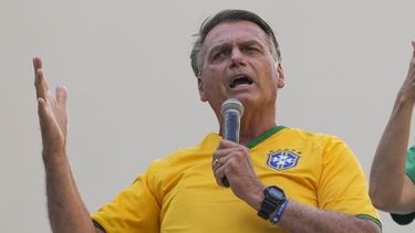 El expresidente brasileño Jair Bolsonaro habla ante sus simpatizantes durante una marcha, el domingo 25 de febrero de 2024, en Sao Paulo. (AP Foto/Andre Penner)