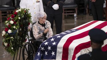 Washington rinde tributo a John McCain