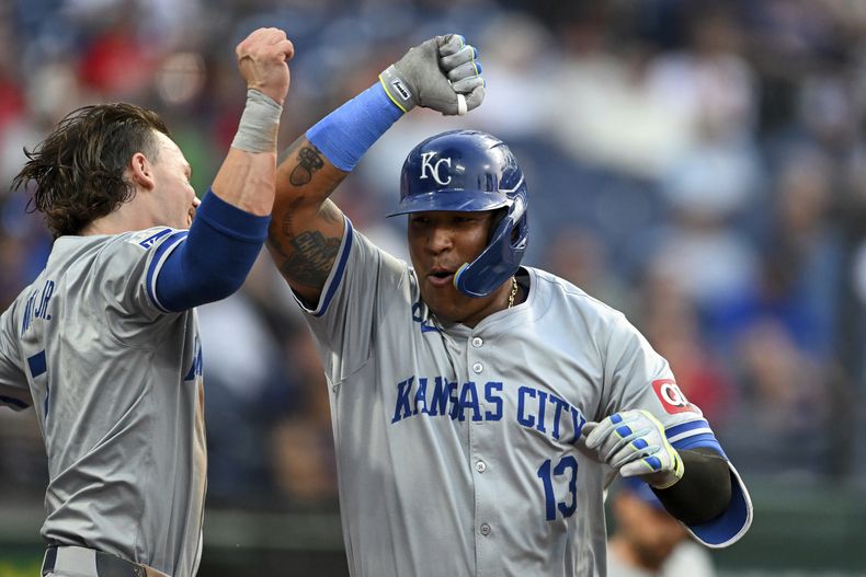 El venezolano de los Reales de Kansas City, Salvador Pérez (13) y Bobby Witt Jr. (izquierda) celebran luego de un jonrón de Pérez durante la quinta entrada del segundo juego de doble cartelera ante los Guardianes de Cleveland, el lunes 26 de agosto de 2024, en Cleveland. (AP Foto/Nick Cammett)