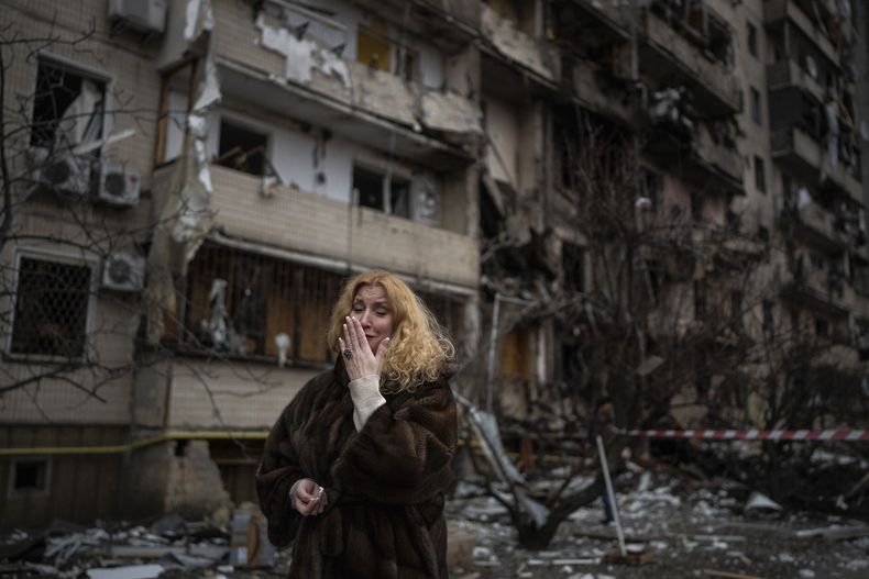 Natali Sevriukova llora frente a su edificio de apartamentos destruido en un ataque con cohetes en Kiev, Ucrania, el 25 de febrero de 2022. La imagen fue parte de una serie de imágenes de fotógrafos de The Associated Press que recibió el Premio Pulitzer 2023 por fotografía de noticias de última hora. (Foto AP/Emilio Morenatti)