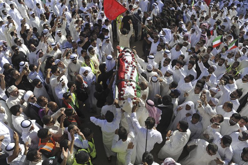 En esta imagen de archivo, miles de suníes y chiíes de todo el país participan en el funeral de las 27 víctimas de un atentado suicida, en la Gran Mezquita, en la Ciudad de Kuwait, el 27 de junio de 2015. (AP Foto, archivo)
