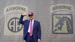 El presidente estadounidense Donald Trump señala una gorra del Ejército durante un evento en Fort Bragg, Carolina del Norte, el martes 10 de junio de 2025. (AP Foto/Alex Brandon)