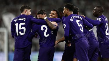 Rodrygo (tercero a la izquierda) celebra tras marcar el primer gol del partido para el Real Madrid ante el Athletic Bilbao en la Liga española, el domingo 31 de marzo de 2024, en Madrid. (AP Foto/M. Gracia Jiménez)