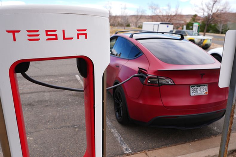 Un vehículo Tesla en Lakewood, Colorado, el 13 de marzo del 2026. (AP foto/David Zalubowski)
