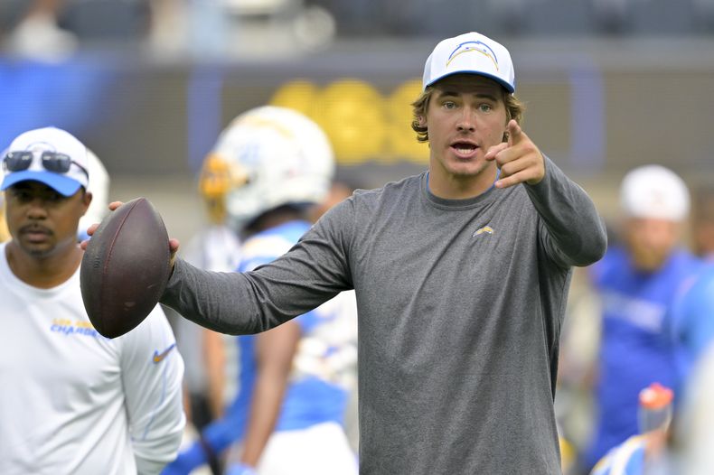 Justin Herbert (10), quarterback de Chargers de Los Ángeles, calienta previo al partido de pretemporada de la NFL en contra de los Rams de Los Ángeles, el sábado 17 de agosto de 2024, en Inglewood, California. (AP Foto/Jayne Kamin-Oncea)