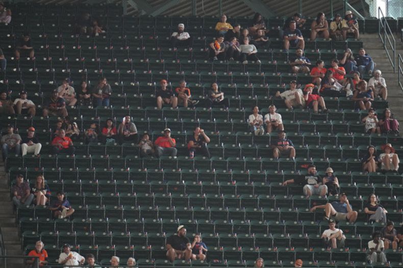 Los claros en las gradas del estadio de los Astros de Houston para su juego contra los Medias Blancas de Chicago en la serie de comodines de la Liga Americana, el martes 29 de septiembre de 2026, en Houston. (AP Foto/Karen Warren)