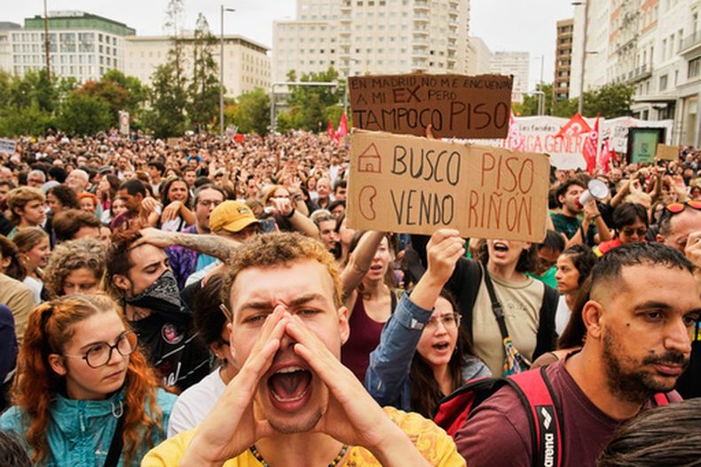 Un grupo de personas se manifiestan para exigir leyes más estrictas para proteger a inquilinos en Madrid, España, el sábado 3 de octubre de 2026. (AP Foto/Andrea Comas)