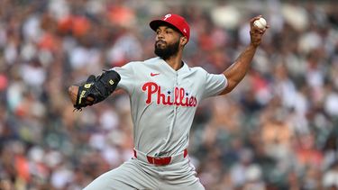Cristopher Sánchez, abridor de los Filis de Filadelfia, trabaja frente a los Tigres de Detroit en la primera entrada del juego de béisbol de Grandes Ligas del sábado 11 de julio de 2026, en Detroit. (AP Foto/Lon Horwedel)