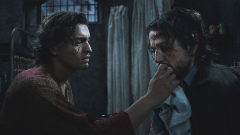 Tonatiuh, izquierda, y Diego Luna en una escena de Kiss of the Spider Woman de Bill Condon, selección oficial del Festival de Cine de Sundance 2025. (Sundance Institute via AP)