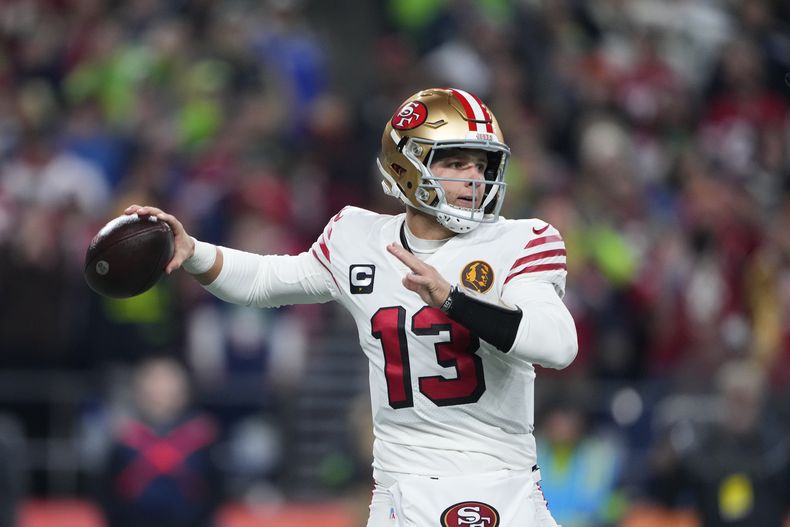 El quarterback de los 49ers de San Francisco Brock Purdy busca a quien pasar el balón durante la primera mitad del partido ante los Seahawks de Seattle, el jueves 23 de noviembre de 2023, en Seattle. (AP Foto/Lindsey Wasson)