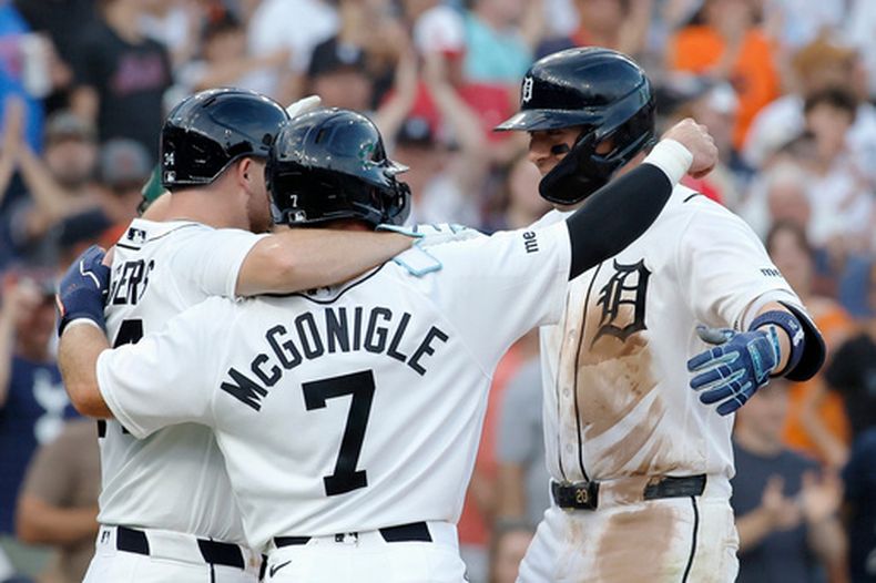 Spencer Torkelson, derecha, de los Tigres de Detroit, celebra con Jake Rogers, izquierda, y Kevin McGonigle (7) después de pegar un jonrón de tres carreras contra los Atléticos durante la quinta entrada del juego de béisbol de Grandes Ligas, el miércoles 8 de julio de 2026, en Detroit. (AP Foto/Duane Burleson)