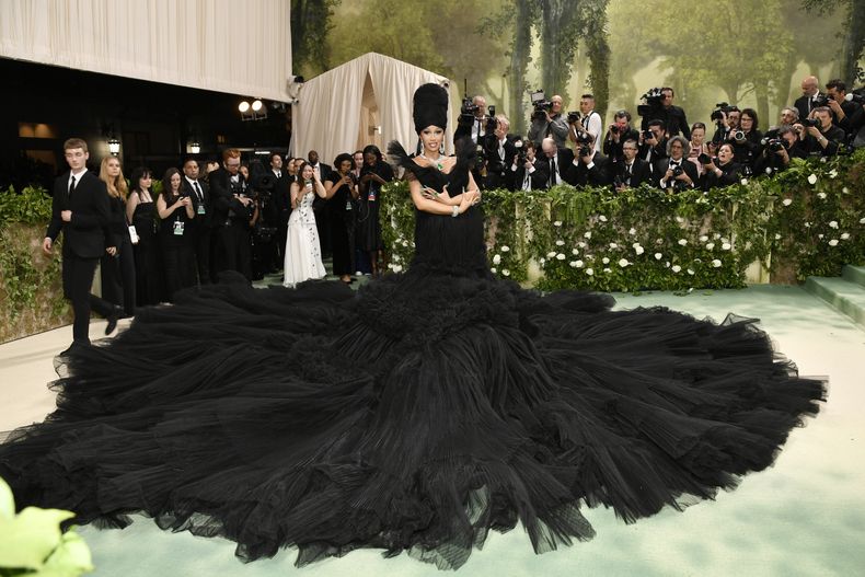 Cardi B llega a la gala benéfica del Instituto del Vestido del Museo Metropolitano de Arte para celebrar la inauguración de la exposición Sleeping Beauties: Reawakening Fashion el lunes 6 de mayo de 2024, en Nueva York. (Foto Evan Agostini/Invision/AP)