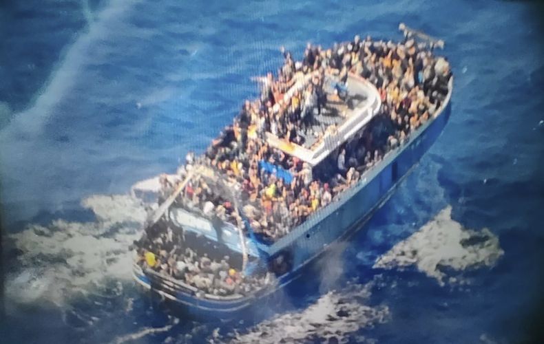 En esta imagen de archivo sin fecha, distribuida por la Guardia Costera de Grecia el 14 de junio de 2023, docenas de personas se agolpan en el casco de un pesquero que más tarde naufragó al sur de Grecia. (Guardia Costera de Grecia vía AP, archivo)