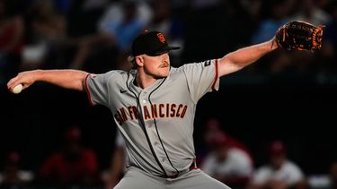 El lanzador de los Gigantes de San Francisco, Logan Webb, lanza a los Rangers de Texas en la primera entrada de un partido de béisbol en Arlington, Texas, el lunes 3 de agosto de 2026. (Foto AP/Tony Gutierrez)