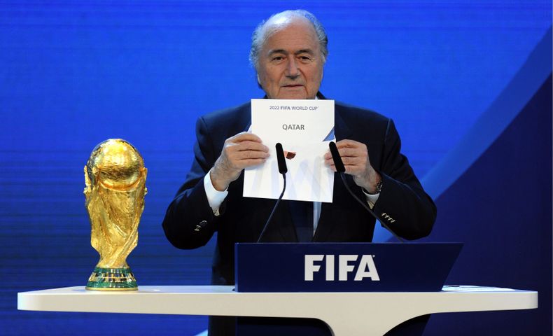 Fotograf&iacute;a del jueves 2 de diciembre de 2010 que muestra al presidente de la FIFA Joseph Blatter en el momento de anunciar que Catar ser&iacute;a el organizador de la Copa del Mundo de 2022. (Foto AP/Keystone/Walter Bieri, archivo)
