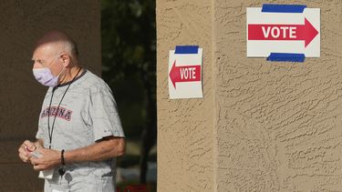 Un trabajador del distrito electoral sale de una casilla de votación durante las primarias estatales, el martes 30 de julio de 2024, en Sun City West, Arizona. (AP Foto/Ross D. Franklin)