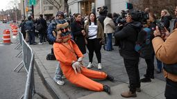 Un manifestante sostiene una efigie del expresidente venezolano Nicolás Maduro frente al tribunal federal de Manhattan antes de una audiencia judicial en el caso de tráfico de drogas contra Maduro, el jueves 26 de marzo de 2026 en Nueva York. (Foto AP/Heather Khalifa)