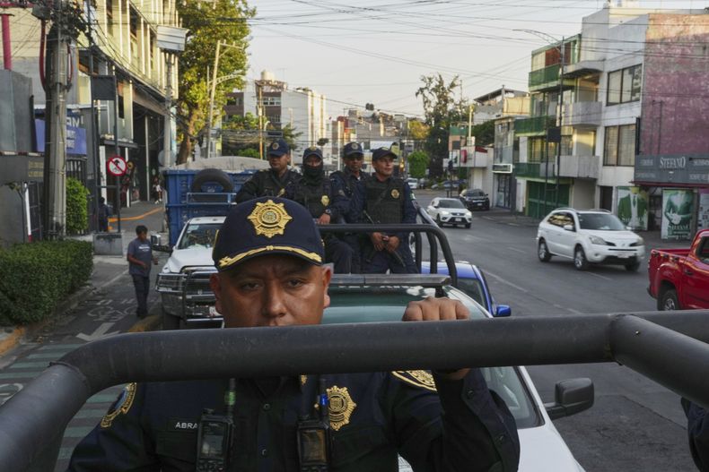 Policías de Ciudad de México patrullan un vecindario el miércoles 2 de abril de 2025, en Ciudad de México. (AP Foto/Marco Ugarte)