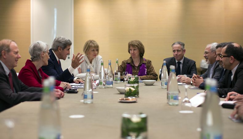 En esta foto del 9 de noviembre del 2013, el secretario de estado norteamericano John Kerry, tercero desde la izquierda, se re&uacute;ne con la representante de la Uni&oacute;n Europea para asuntos extranjeros, Catherine Ashton, centro, y el canciller ira