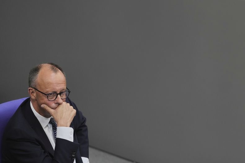 El canciller alemán, Friedrich Merz, asiste a una sesión plenaria en el Parlamento en Berlín, Alemania, el miércoles 14 de mayo de 2025. (AP Foto/Markus Schreiber)