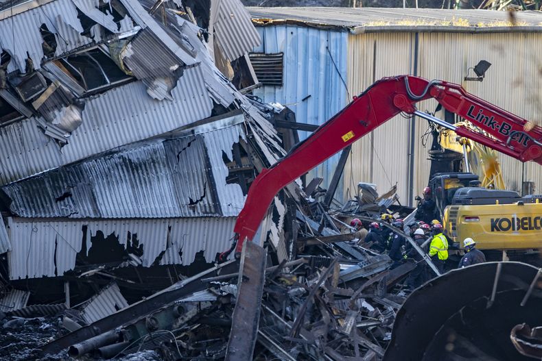 Rescatistas continúan trabajando en el sitio de una procesadora de carbón que se desplomó en el condado Martin, el viernes 3 de noviembre de 2023, cerca de Inez, Kentucky. (Ryan C. Hermens/Lexington Herald-Leader vía AP)