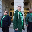 Jeanne Weaver, de 79 años y residente de Ebensburg, Pensilvania, izquierda, Sue Conard, de 75, años y residente de Wisconsin, y Vanessa Fields, de 70 años y residente de Filadelfia, posan en el Capitolio, el jueves 9 de octubre de 2025, en Washington. (AP Foto/Jacquelyn Martin)