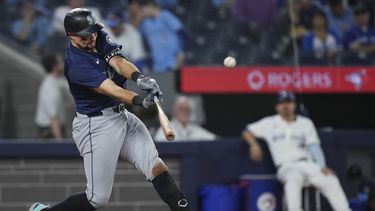Cal Raleigh, de los Marineros de Seattle, batea el jonrón decisivo del encuentro del miércoles 10 de abril de 2024, ante los Azulejos de Toronto (Nathan Denette/The Canadian Press via AP)