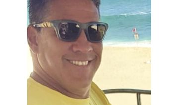 En esta imagen sin fecha publicada por el Departamento de Servicios de Emergencia de Honolulu, se muestra al conocido salvavidas de Hawaii, Tamayo Perry, quien murió por un ataque de tiburón el domingo 23 de junio de 2024 frente a Oahu, Hawaii. (Honolulu Emergency Services Department vía AP)