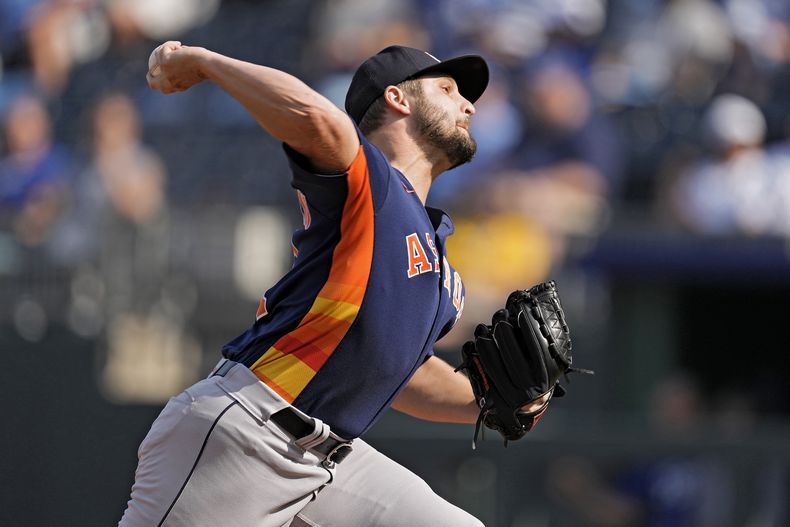 En foto del domingo 17 de septiembre del 2023, el relevista de los Astros de Houston Kendall Graveman lanza en la novena entrada del juego ante los Reales de Kansas City. (AP Foto/Charlie Riedel)